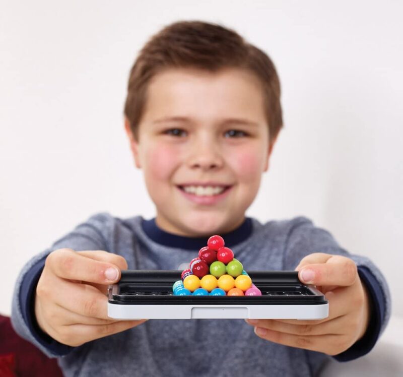 SmartGames IQ Puzzler Pro Játék a gyerek kezében