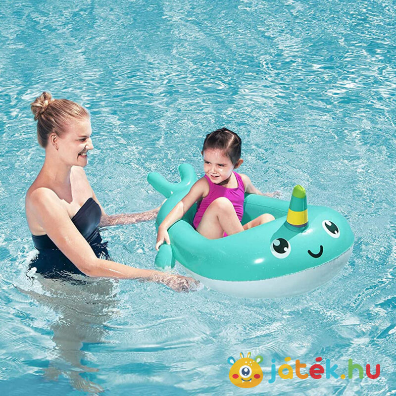 Bestway 34120: Felfújható narvál baba csónak játék közben (118 x 89 cm)