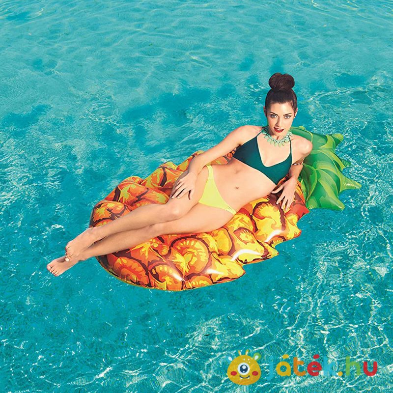 Felfújható ananász strandmatrac játék közben (174x96 cm) - Bestway 43159
