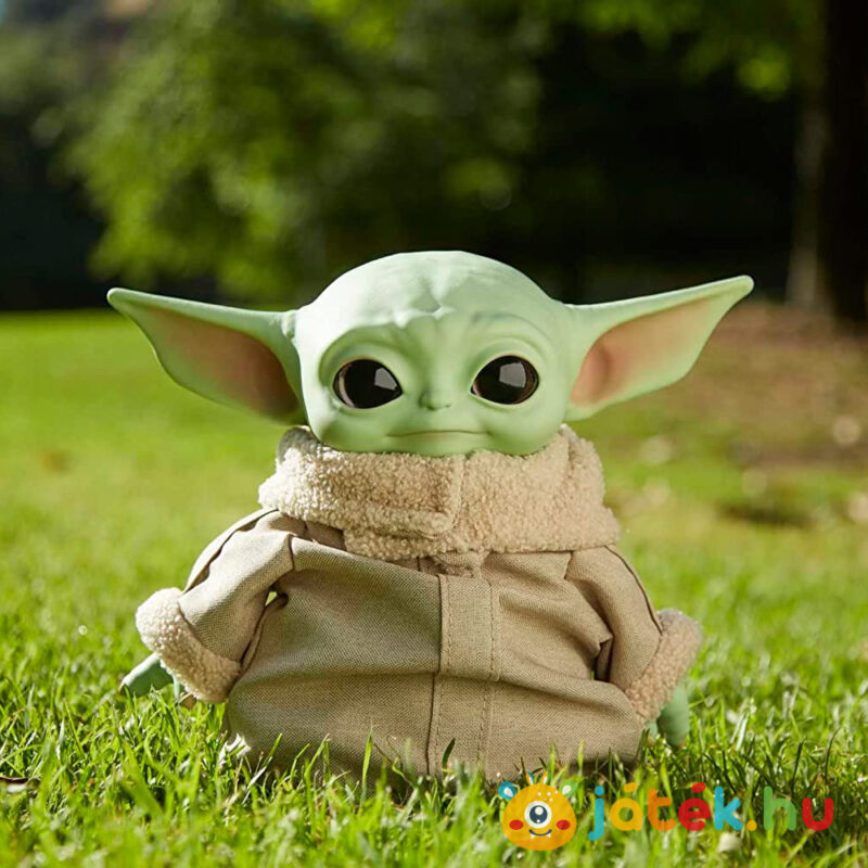 Star Wars, Mandalorian: Baby Yoda plüssfigura a fűben (28 cm)