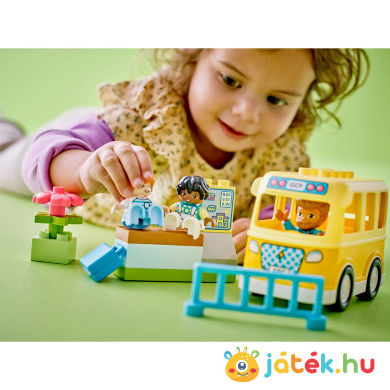 Lego Duplo 10988: Városi kalandok, a buszozás építő és oktató játék, játék közben