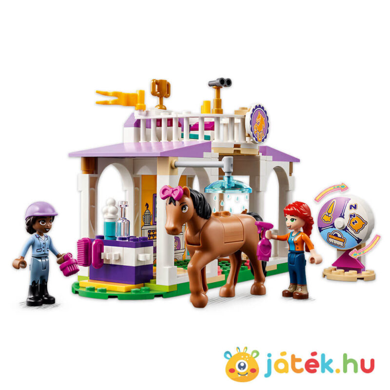 Új lovasiskola, Aliya és Mia figurákkal, 2 lóval, kiegészítőkkel, játék közben (Lego Friends 41746)