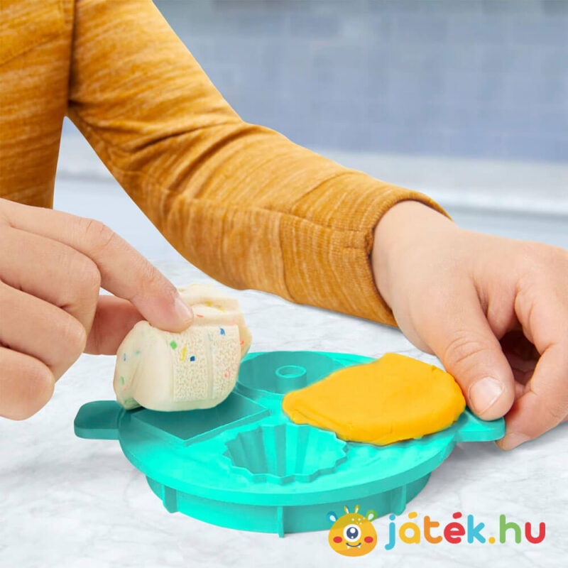 Varázslatos konyhai robotgép gyurmakészlet, játék közben (Play-Doh)