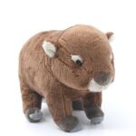 Barna álló vombat plüssfigura, 20 cm