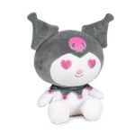Kuromi: Szürke csuklyás, szívecskés szemű plüssfigura, 16 cm