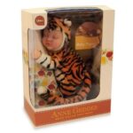 Anne Geddes: Puha testű babafigura, tigris ruhában, 23 cm