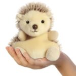 Hedgie, a tenyérnyi ülő plüss bébi süni, 13 cm (Aurora, Palm Pals)