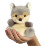 Lucian, a tenyérnyi ülő plüss bébi farkas, 13 cm (Aurora, Palm Pals)
