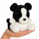 Brody, a tenyérnyi, ülő plüss, fekete-fehér bébi border collie plüss kutya, 13 cm (Aurora, Palm Pals)